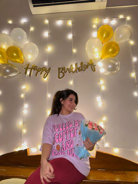 Birthday Decorations At Home Easy, Simple Birthday Poses, Easy Simple Birthday Decorations, Simple Birthday Decors, Simple Bday Decoration Ideas At Home, Bday Decoration At Home, Birthday Decoration Ideas At Home Simple, Simple Birthday Photoshoot Ideas, 25th Birthday Ideas For Her