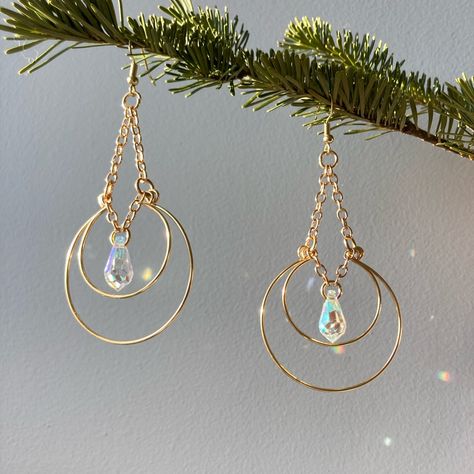 Lightweight Crescent Moon And Crystal Earrings. Amazing Suncatcher Effect. Halloween Crystal Jewelry, Small Wire Earrings, Hammered Wire Earrings, Pretty Jewellery Earrings, Suncatcher Earrings, Simple Wire Earrings, Diy Hoop Earrings, Wedding Jewelry Ideas For Bride, Crystal Earrings Diy