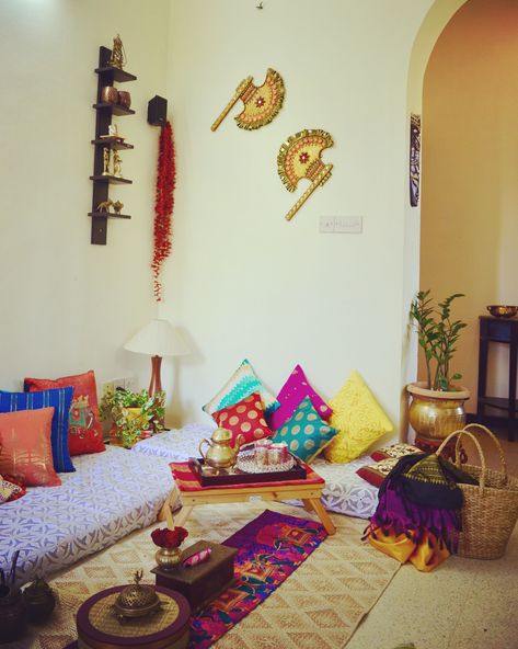 Floor seating...indian ethnic style #IndianHomeDecor Diy Home Decor Indian Style, Living Room Indian Style, Living Room Designs Indian, Girls Boho Bedroom, Living Room Indian, Floor Seating Living Room, India Decor, Interior Room Decoration, Living Room Decor Indian