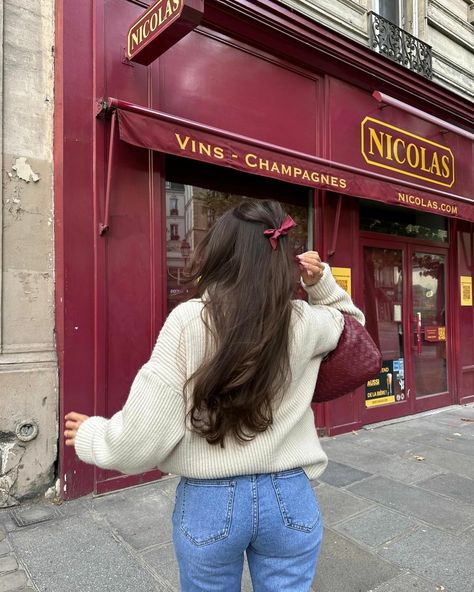 Maroon Purse Outfit, Burgundy Handbag Outfit, Maroon Turtle Neck Outfit, Burgundy Purse Outfit, Shoulder Purse Outfit, Turtle Neck Outfit Aesthetic, Fall Outfits Brown, Half Up Half Down Hairstyle, Burgundy Ribbon