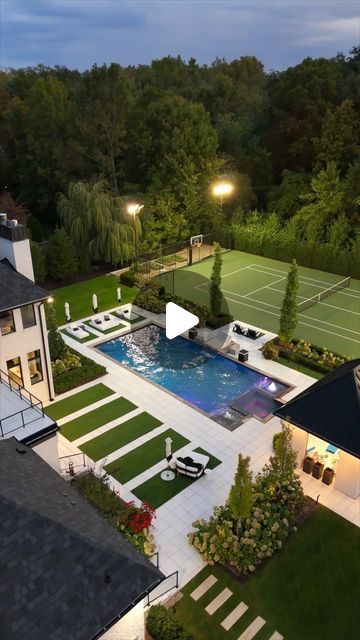 Entertainers Backyard With Pool, Backyard Landscaping With Pool Ideas, Luxury House Backyard, House With Tennis Court, House With Basketball Court, Backyard Tennis Court, Home Tennis Court, Luxury Backyard Design, Tennis Court Backyard