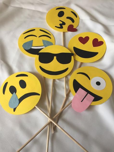 6 Pack of Emoji Photo Booth Props. They're fun, they're flirty and they're the life of the party! See it here: https://www.etsy.com/listing/262966283/6-pack-of-emoji-photo-booth-props?ref=related-4 Emoji Props, Emoji Photo Booth, Party Emoji, Emoji Craft, Emoji Ideas, Emoji Birthday Party, Emoji Party, Emoji Birthday, Emoji Photo