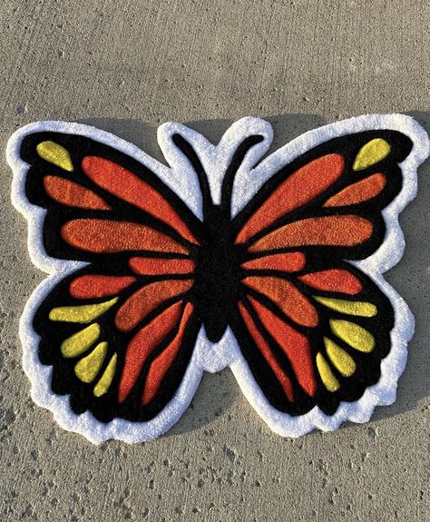 Butterfly Tufted Rug, Rug Tufting Ideas Aesthetic, Rug Tufting Ideas Easy, Tufted Ideas, Tufted Art, Tufting Ideas, Tufting Diy, Butterfly Rug, Needle Cushion