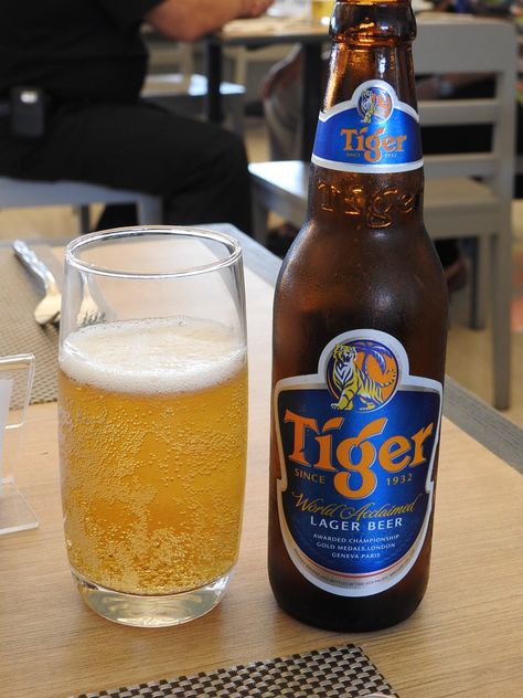 Tiger beer, Bangkok, Thaïland Tiger Beer Drinks, Myanmar Beer, Kuala Lumpur Travel, Tiger Beer, Bone Tattoo, Bin Bin, Beer Photos, Beers Of The World, Beer Theme