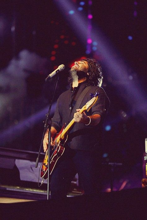 Arijit Singh Photos New, S Logo Design, Arijit Singh, Concert Aesthetic, Boys Wallpaper, Future Goals, Good Movies To Watch, Beautiful Nature Wallpaper, Hd Movies