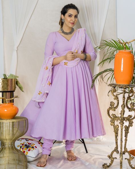 Lilac Kurti Designs, Wide V Neck Kurti Design, Umbrella Churidar Designs, Umbrella Churidar Models, Cotton Umbrella Kurti, Umbrella Dress Indian Pattern, Umbrella Suit Design, Umbrella Kurti Design From Saree, Umbrella Kurti Design Anarkali