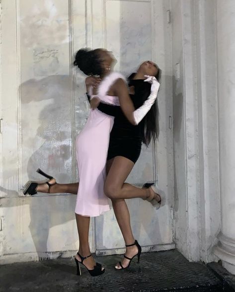 Female Friendship Aesthetic Faceless, Two Sisters Aesthetic Faceless, Faceless Best Friends, Photos With Your Bff, Group Friendship Aesthetic Faceless, Faceless Best Friends Aesthetic, Black Femininity Aesthetic Faceless, Sisters Aesthetic Faceless, Best Friends Aesthetic Faceless