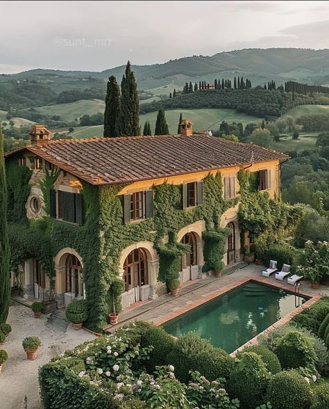 Old Money Aesthetic House Italy, Italy Chateau, Italy Aesthetic Home, Old Money Houses Italy, Toscana Villa, Cottage Italy, Houses In Italy Countryside, Italy Beach House, Italian Houses Interior Design