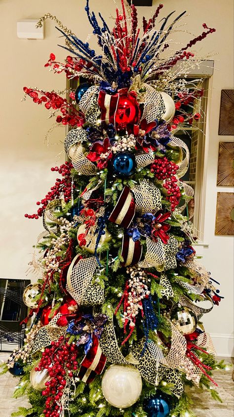 Natal, Patriotic Christmas Tree Ideas, Blue And Red Christmas Decor, Nutcracker Tree, Elephant Rings, Patriotic Christmas Tree, Blue Christmas Tree Decorations, Nutcracker Christmas Tree, America Theme