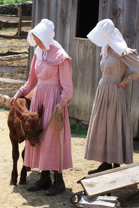 Costumed interpreters at Old Sturbridge Village, Sturbridge, Massachusetts. Old Dresses Vintage, Hat History, Sturbridge Massachusetts, Sturbridge Village, Farm Women, Fashion Timeline, Costume Making, Living History Museum, Colonial Times