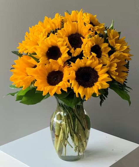 Sunflower Bouquet Aesthetic, Sunflowers In Vase, Random Vibes, Sunflower Vase, Flower Identification, Sunflower Pictures, Sun Flowers, Ideal Life, Boquette Flowers