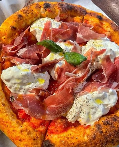 Italian Dishes Aesthetic, Italian Food Astethic, Italian Food Aethstetic, Italian Pizza Aesthetic, Pizza Burrata, Burrata Tomato, Italian Aesthetic Food, Lunch Aesthetic, Aesthetic Pasta