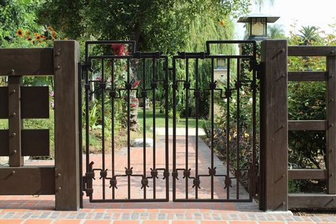 15 Welcome Simple Gate Design For Small House  Here are some of the best as well as simple gate design for small house as well as big houses that you need to check out and rather you can choose one for your home.   #Architecturesideas #SimpleGateDesignForSmallHouse Simple Gate Designs, Architectural Doors, Wrought Iron Garden Gates, Metal Garden Gates, Yard Gate, Iron Garden Gates, Gates And Railings, Iron Gate Design, Metal Gates