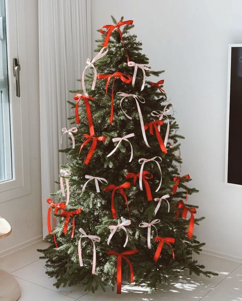 Holiday Inspiration: All Tied Up in a Bow, Part Two Satin Bow Christmas Tree, Ribbon Bow On Christmas Tree, Bows On Chairs Christmas, Bow Theme Christmas, Bow Tie Christmas Tree, Christmas Tree Decorated With Bows, Red Bows On Christmas Tree, Bow Tree Christmas, Christmas Tree Bows Decoration