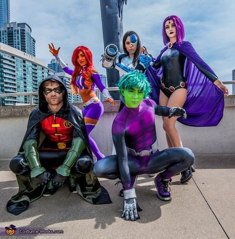 Robin And Raven Halloween Costume, Hero And Villain Halloween Costumes, Hallowen Costume Ideas For Groups, Anime Group Costumes, Teen Titans Halloween Costume Group, Raven And Robin Costume, Robin And Starfire Halloween Costume, Teen Titans Costume Group, Teen Titans Go Halloween Costumes