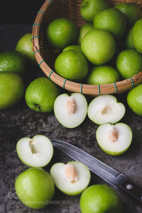 Indian jujube fruits by ThaiThu Jujube Fruit, Giant Vegetable, Vegetables Photography, Asian Vegetables, Bottle Design Packaging, Kinds Of Fruits, Fruits Images, Fruit Photography, Beautiful Fruits