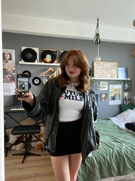 downtown girl/ rockstar girlfriend / aesthetic / autumn / fall / lana del rey / oversized leather jacket / outfit / fashion / room inspo Gf Outfits, Rockstar Aesthetic Outfits, Girls Rockstar, Girlfriend Aesthetic, Rock Star Outfit, Rockstar Style, Rockstar Girlfriend, Rockstar Aesthetic, Diy Vetement