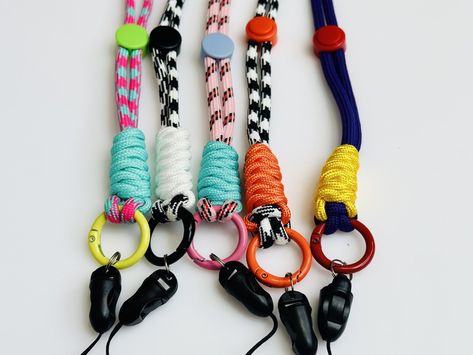 Top Beaded Keyrings & Lanyards Paracord Weaving, Paracord Braids, Paracord Ideas, Paracord Lanyard, Strap Keychain, Diy Horse, Paracord Diy, Paracord Keychain, Cultured Pearl Bracelet