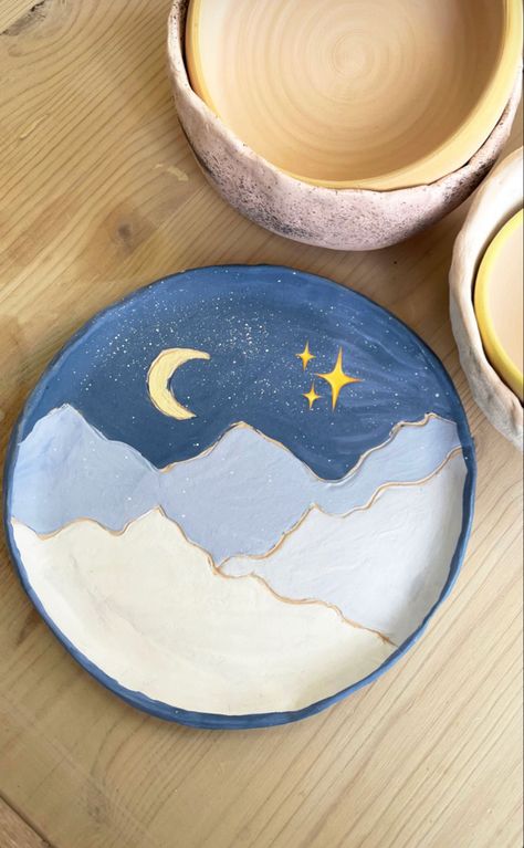 Painting Ideas On Clay Plates, Pottery Painting Ideas Moon And Stars, Cute Designs For Pottery, Moon And Stars Pottery Painting, Minimalistic Pottery Painting, Cute Pottery Painting Ideas Vase, Pottery Painting Ideas Beginners, Ombre Pottery Painting, Pottery Painting Night Sky