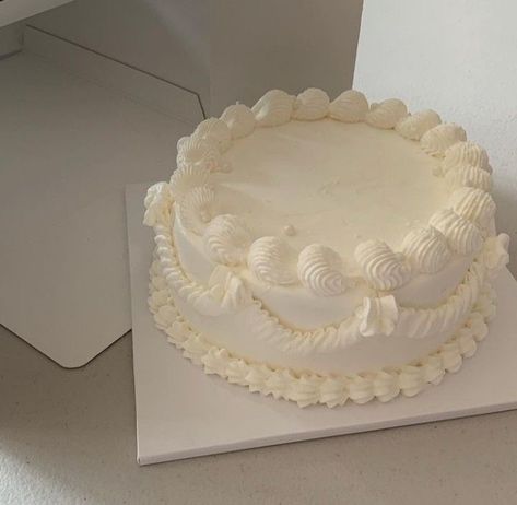 White Korean Cake, Simple White Birthday Cake, White Vintage Heart Cake, Circle Birthday Cake, Cake Ideas Vintage, White Vintage Cake, White Round Cake, Cake Rectangle, 25 Cake