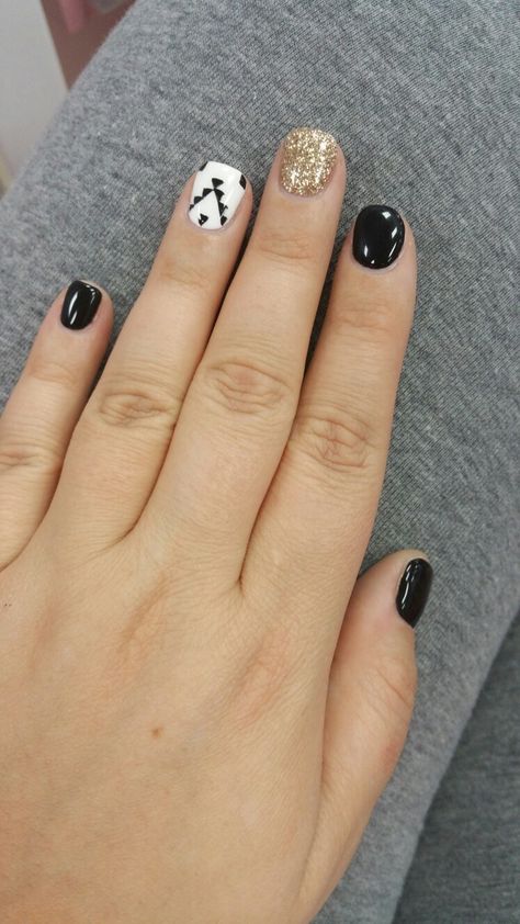 Nail art aztec black and white Black Nails Western, Black Western Nails, Easy Western Gel Nails, Aztec Nail Ideas, Nashville Nails Ideas, Black Aztec Nails, Nail Ideas Aztec, Simple Aztec Nail Designs, Black And White Aztec Nails