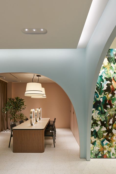 the interior of maison lexia in osaka features arched walls in pastel hues and a display of plant extracts that links to the brand\'s in-house production processes. Japanese Interior, Architecture Restaurant, Wall Interior, Arch Interior, Showroom Interior Design, Interior Design Awards, 카페 인테리어 디자인, Corporate Interiors, Interior Plants