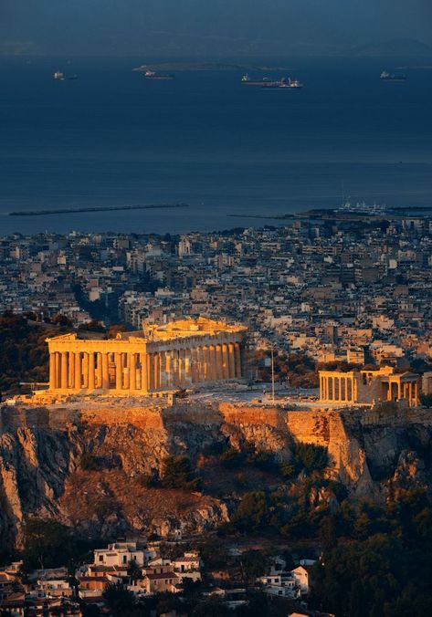 Los 25 mejores lugares que ver en Atenas #atenas #grecia #queverenatenas #queverengrecia #viajar #viajaragrecia #lugaresincreibles #lugaresquevisitarenatenas #travel #traveltips Athens Wallpaper, Athens Summer, Greece Wallpaper, Athens Travel, Ancient Athens, Landscape Reference, Best Wallpaper Hd, Greece Athens, Ancient Greek Architecture