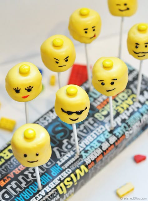 How to make Lego Cake Pops via CherishedBliss.com                                                                                                                                                      Más Cake Pop Receita, Cake Pops Ideas, Lego Cake Pops, Marshmallow Pops Recipe, Cake Popsicles, Easter Marshmallow, Pops Cake, Cute Marshmallows, Chocolate Covered Marshmallows