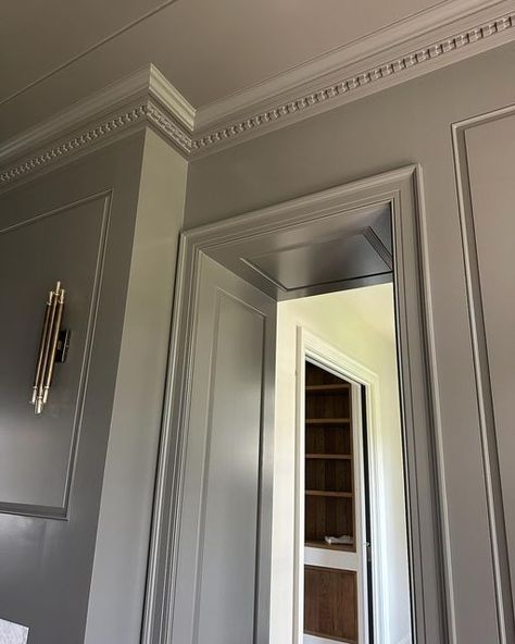 Erin Stetzer on Instagram: "Trim carpentry goodness ✨🪵🪚 Take a closer look at some of the dentil moulding work done on our #SMHoustonEstate home ✨  Design: @studiomcgee Architect: @reagan_andre_architecture Builder: @erinstetzerhomes  Want to talk with Erin about YOUR project? For homeowners and builders, whether you are looking for input on a current project or thinking about building or remodeling a home, Erin and her team are here to help you through the entire process! Head to https://www.erinstetzerhomes.com to book a virtual consult with Erin today ✨💻🙌  ______ #erinstetzerhomes  #homebuilder #custombuilder #customhomes #customhomebuilder #construction #dreamhome #homeinspo #homedesign #builder #homesweethome #newhome #newconstruction #housegoals #buildersofinstagram #dreamhouse⁠ Trim Carpentry, Dentil Moulding, Antebellum Homes, Manhattan Apartment, House Doors, House Goals, Custom Home Builders, Home Builders, New Construction