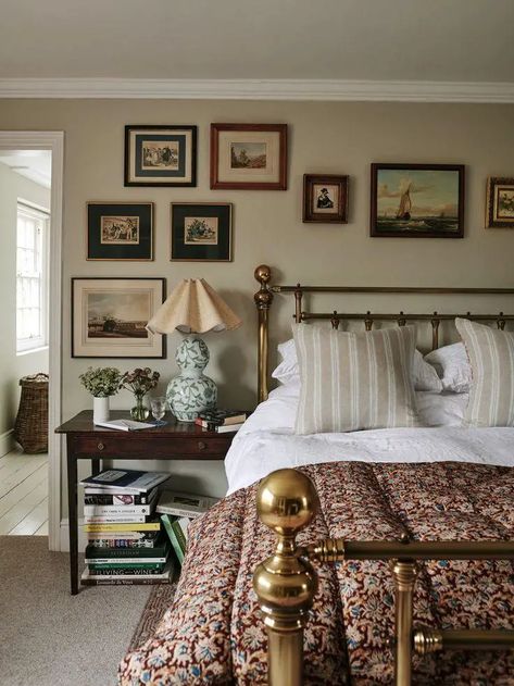 English Guest Bedroom, English Country Home Decor, English Home Bedroom, Traditional Cottage Bedroom, England Bedroom, Master Bedrooms English Country, Vintage English Bedroom, Old English Bedroom Cottage Style, English Country Bedroom Cottage Style