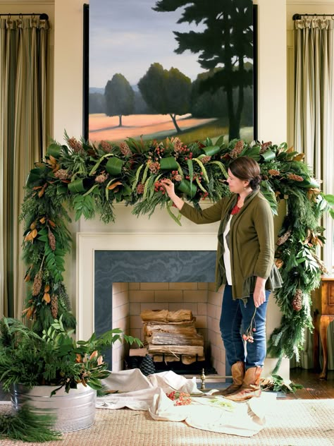 Ideas For Fireplaces, Holiday Mantel Decorating Ideas, Xmas Garlands, Holiday Fireplace Decor, Holiday Fireplace, Holiday Mantel, Christmas Fireplace Decor, Country Christmas Decorations, Christmas Mantel Decorations