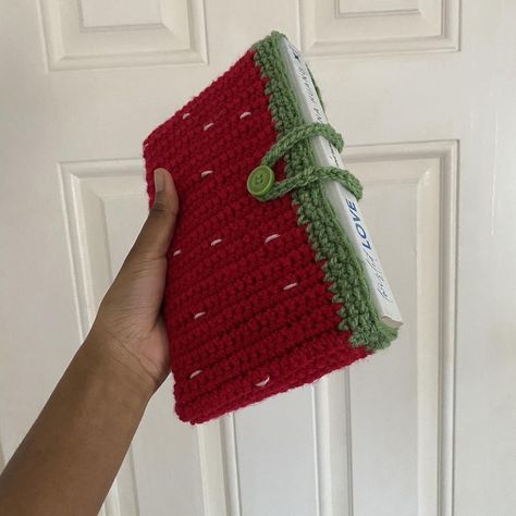 Knitted Kindle Cover, Knit Book Sleeve Pattern, Ipad Pouch Crochet, Crochet Books Sleeve, Crochet Gifts To Make, How To Crochet A Book Sleeve, Book Pouch Crochet, Book Crochet Ideas, Crocheted Book Sleeve