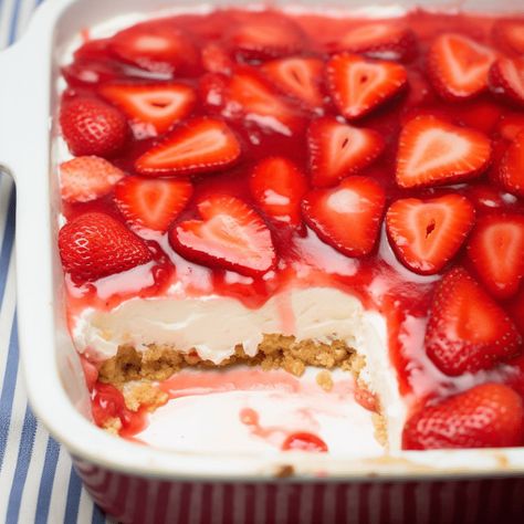 How to Make a Refreshing Strawberry Delight Graham Dessert, Strawberry Delight, Vanilla Buttercream Frosting, Strawberry Slice, Strawberry Cream Cheese, Easy Strawberry, Creamy Desserts, Food Recepie, Fresh Strawberries