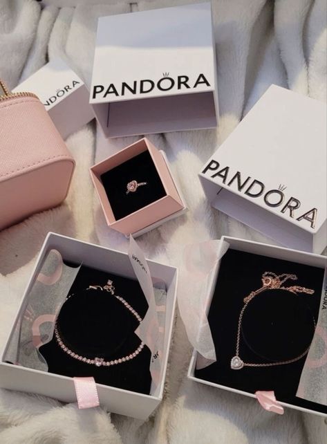 not my photo Pandora Bracelet Charms Ideas, Tas Gucci, Flipagram Instagram, Luxury Lifestyle Dreams, Jewelry Accessories Ideas, Pink Girly Things, Pandora Bracelet Charms, Money And Happiness, Jewelry Lookbook