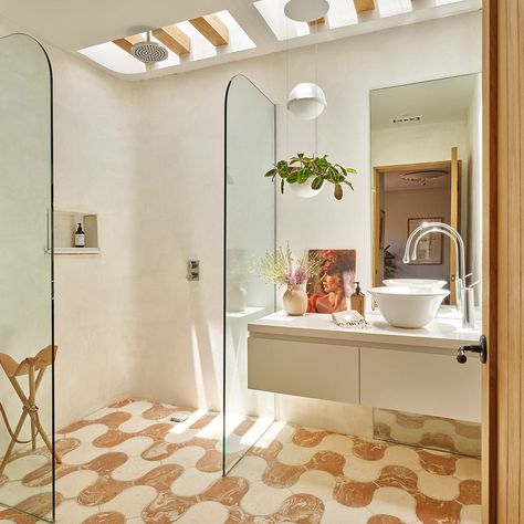 Kids Shared Bathroom, Black Floor Tiles, Black And White Tiles, House Things, Bathroom Inspo, California Homes, Spanish Style, White Bathroom, Contemporary Bathroom