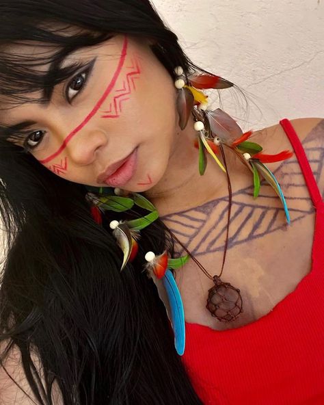 @lucilamelgueiro Indigenous Makeup Native American, Cultural Face Paint, Native American Makeup Women, Native Face Paint, Indian Face Painting, Aztec Face Paint, Indian Face Paint, Native Makeup, Indigenous Makeup