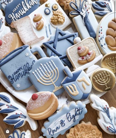 Hanukkah Party Food, Hannukah Cookies, Hannukah Decorations, Hanukkah Diy, Jewish Christmas, Happy Hannukah, Jewish Holiday Recipes, Hanukkah Food, Chanukah Party