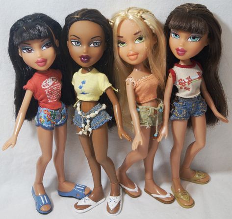 Bratz Summer Dolls Bratz Sun Kissed Summer, Bratz Dolls Original, Bratz Doll Costume, Bratz Summer, Las Bratz, Bratz Art, Bratz Outfit, Unicorn Cafe, Bratz Fashion