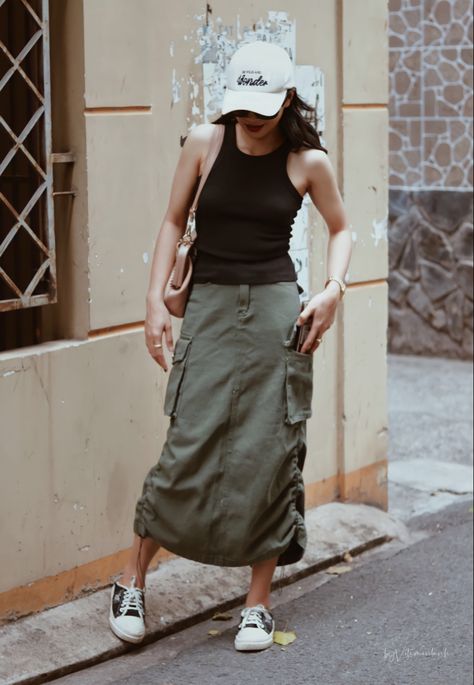 Army Green Midi Skirt Outfit, Black Cargo Long Skirt Outfit, Green Army Skirt Outfit, Army Green Maxi Skirt Outfit, Army Green Cargo Skirt Outfit, Long Skirt Outfits Green, Vietnam Outfits Style, Long Green Cargo Skirt Outfits, Black Cargo Skirt Outfit Street Styles