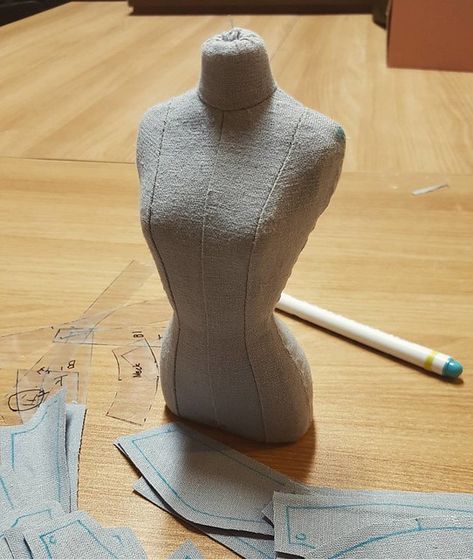 Diy Mini Dress Form, Mini Mannequin Diy, Dress Form Mannequin Diy, Miniature Dress Form, Diy Dress Form, Mannequin Diy, Sewing Studio Organization, Sewing Dress Form, Doll Mannequin