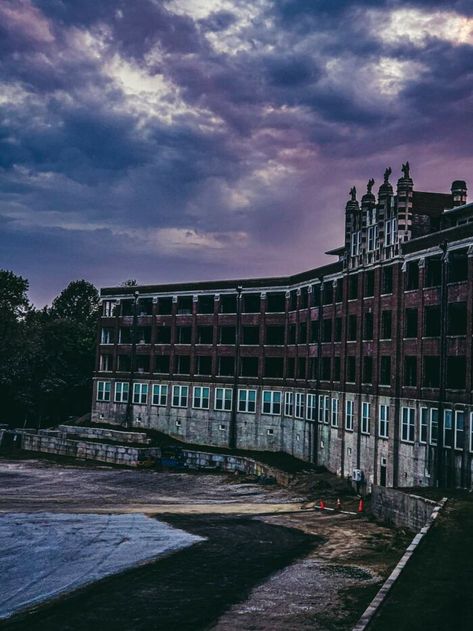 Waverly Hills, Waverly Hills Sanatorium, Paranormal Aesthetic, Abandoned Asylums, Creepy Houses, Abandoned Hospital, Casper The Friendly Ghost, Most Haunted Places, Ghost And Ghouls