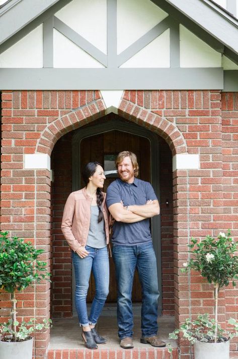 Chip and Joanna Gaines announce their latest project — a beautifully restored colonial style home that will open as a vacation rental property. Small Tudor Style Homes, Tudor Exterior Paint, Exterior House Brick, Tutor Style Homes, English Tudor Cottage, Fixer Upper Designs, Tudor House Exterior, English Tudor Homes, Tudor Kitchen