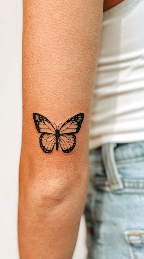 Monarch Butterfly Outline Tattoo, Tattoo Ideas Detailed, Black And White Monarch Tattoo, Butterfly Monarch Tattoo, Medium Butterfly Tattoo, Butterfly Tattoo Inspiration, Butterfly Tattoo Patchwork, Black And White Monarch Butterfly Tattoo, Pretty Flower Tattoos For Women