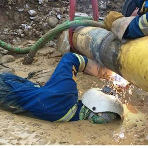 Repost from @chrisd583  Working for his money here.  #pipeline #pipeliner #welder #welding #weldlife Welding Memes, Welding Funny, Pipeline Welding, Underwater Welding, Welding Trucks, Its About Time, Welding Rigs, Safety Procedures, Pipe Welding