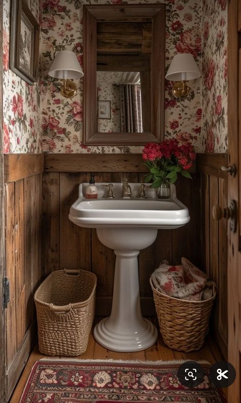 Bathroom For Small Spaces, Baños Shabby Chic, Koti Diy, Bilik Air, Timeless Bathroom, Cottage Bathroom, Pedestal Sink, Dream House Interior, Dream House Decor