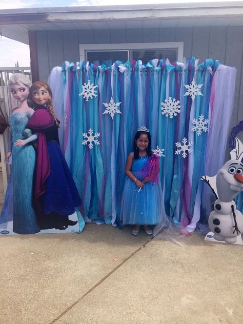 Elsa And Anna Trunk Or Treat, Frozen Backdrop, Frozen 3rd Birthday, Frozen Birthday Party Decorations, Elsa Birthday Party, Frozen Decorations, Frozen Bday Party, Frozen Party Decorations, Disney Frozen Birthday Party