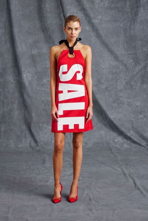 Sale Tag Dress - Neatorama Moschino 2015, Weird Wedding, Kitsch Fashion, Resort 2016 Fashion, Stella Maxwell, 2016 Menswear, Black Liner, Creation Couture, Jeremy Scott