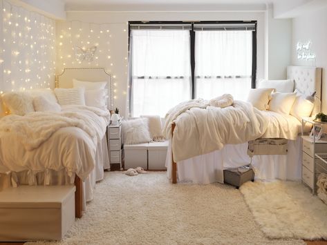 Cream Dorm Room Aesthetic, Neutral Tone Dorm Room, French Dorm Room Aesthetic, Tan And White Dorm Room, Nice Dorm Room, Neutral Dorm Room Decor, Vanilla Room Aesthetic Bedroom, Dorm Room Ideas Clean Girl, Cute Dorm Rooms Minimalist