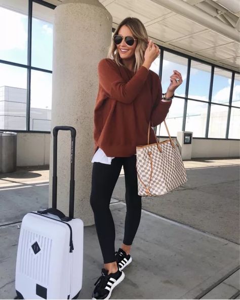 37 Cute and Practical Outfits For The Airport Travel Outfit Summer Airport Chic, Flight Outfit Airport Style, Comfortable Airport Outfit, Chic Airport Outfit, Airport Chic, Plane Outfit, Sweatpants Outfit Ideas, Airport Travel Outfits, Flight Outfit