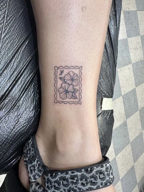 Island Floral Tattoo, Hawaii Hibiscus Tattoo, Korean Hibiscus Tattoo, Hibiscus Stamp Tattoo, Hibiscus Tattoo Minimalist, Hibiscus Tattoo Placement, Pink Hibiscus Flower Tattoo, Indonesian Flower Tattoo, Hawaii State Flower Tattoo